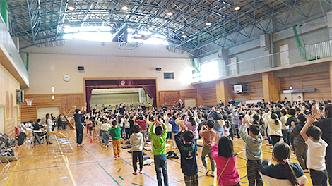 Children attentively listen to the live performance